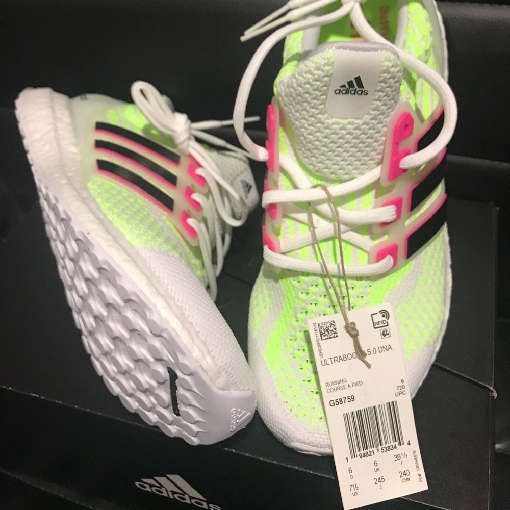 New Adidas Ultra Boost 5.0 DNA “Glow In Dark” size 7.5 Women's